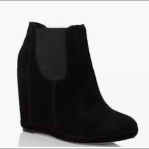 French Connection- Kaya Suede Closed Wedge ❤️